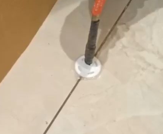 秀峰瓷砖空鼓维修公司专业解答瓷砖在铺贴过程中，如果没有涂抹均匀到位的粘结材料（如水泥砂浆或瓷砖胶），可能会导致以下问题