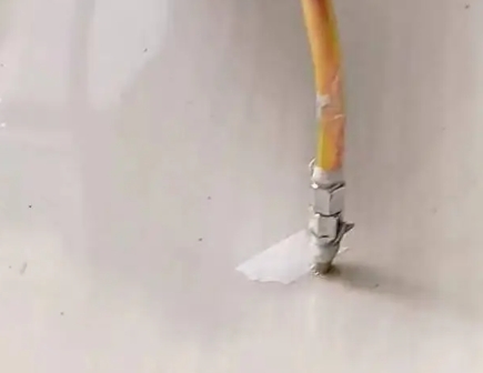 秀峰瓷砖空鼓维修公司专业解答在瓷砖铺贴过程中，如果使用的砂料过粗（如全部使用了粗砂），可能会导致以下问题