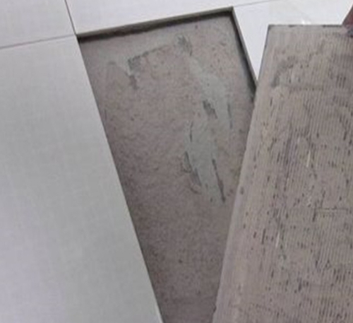 秀峰瓷砖空鼓维修公司分享瓷砖铺贴时如果打浆（即涂抹在瓷砖背面和基层上的砂浆或瓷砖胶）过少，会带来以下问题